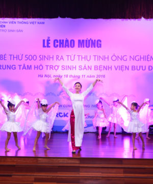 Liên hoan văn nghệ tại lễ chào mừng.