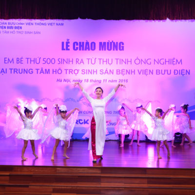 Liên hoan văn nghệ tại lễ chào mừng.